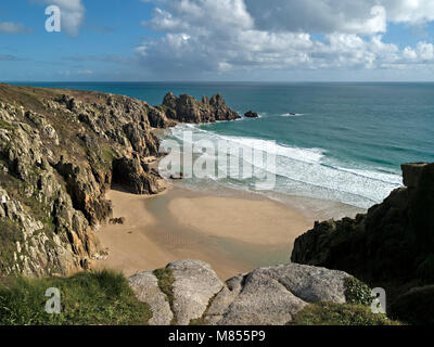 Pedn Vounder Strand und Logan Rock Landspitze von South Cornwall Coastal Path in der Nähe von Porthcurno, Cornwall, England, UK gesehen Stockfoto