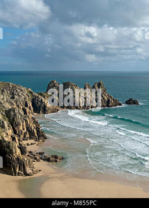 Pedn Vounder Strand und Logan Rock Landspitze von South Cornwall Coastal Path in der Nähe von Porthcurno, Cornwall, England, UK gesehen Stockfoto