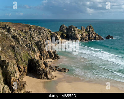 Pedn Vounder Strand und Logan Rock Landspitze von South Cornwall Coastal Path in der Nähe von Porthcurno, Cornwall, England, UK gesehen Stockfoto