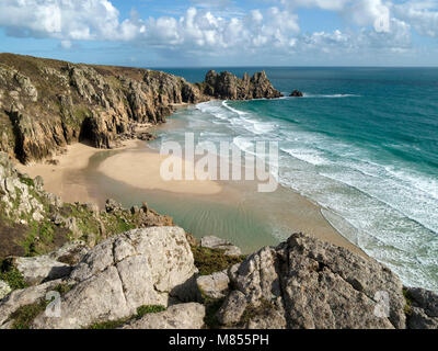 Einsame Pedn Vounder Strand und Logan Rock Landspitze von South Cornwall Coastal Path in der Nähe von Porthcurno, Cornwall, England, UK gesehen Stockfoto