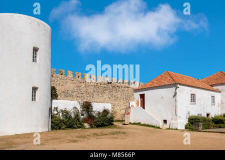 Innenhof der mittelalterlichen Festung in Sines. Alentejo, Portugal Stockfoto