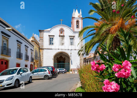 Blick auf die Kirche Nossa Senhora da Ajuda (ab 1606 gebaut). Tavira, Algarve, Portugal Stockfoto