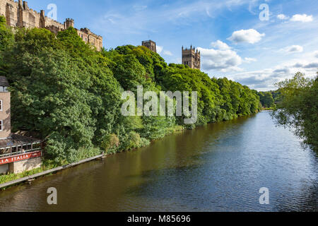 Ein Blick auf den Fluss Wear aus Framwellgate Brücke im Zentrum von Durham, ein Blick auf die Kathedrale und die Burg, Großbritannien Stockfoto