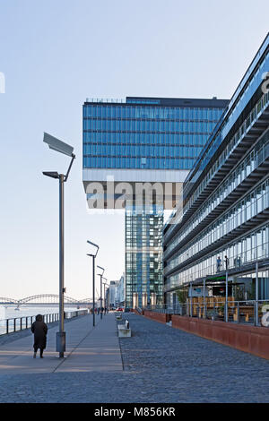 Köln, Deutschland, 24. Februar 2018: Kran Häuser am Rheinauhafen mit nicht identifizierten Personen. Rheinauhafen, ehemals Handelshafen entwickelte i Stockfoto