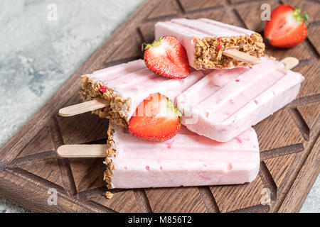 Joghurt, Berry und Müsli frühstück Eis am Stiel auf einem Tablett Stockfoto