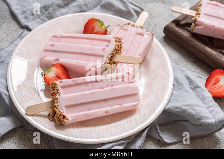 Joghurt, Berry und Müsli frühstück Eis am Stiel auf einem Tablett Stockfoto