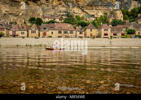 La Roque Gageac ist eines der schönsten Dörfer Frankreichs in einer herrlichen Lage am nördlichen Ufer des Flusses Dordogne. Stockfoto