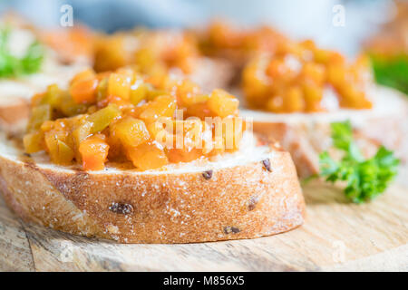 Getoastetes Brot Bruschetta mit Gemüse Kaviar, aus Kürbis, Kürbis, Tomate, Karotte Stockfoto