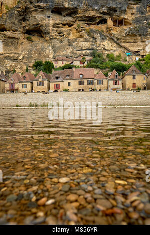 La Roque Gageac ist eines der schönsten Dörfer Frankreichs in einer herrlichen Lage am nördlichen Ufer des Flusses Dordogne. Stockfoto