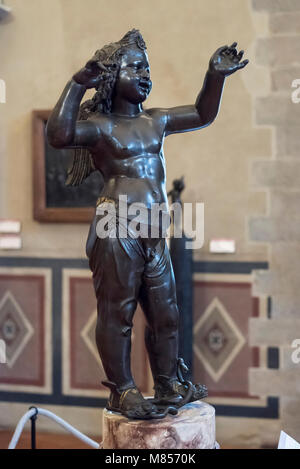 Florenz. Italien. Liebe/Attis, Bronzestatue von Donatello (ca. 1440), Museo Nazionale del Bargello, großer Ratssaal aka Salone di Donatello. Dona Stockfoto