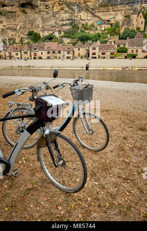 Abgestellte Fahrräder in La Roque Gageac ist eines der schönsten Dörfer Frankreichs in einer herrlichen Lage am nördlichen Ufer des Flusses Dordogne. Stockfoto