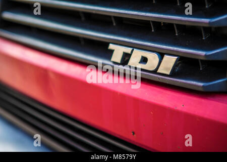 Ein VW Bus T4 Diesel mit der Kennzeichnung TDI mit dem kühlergrille. TDI/Volkswagen Transporter Diesel TDI Stockfoto