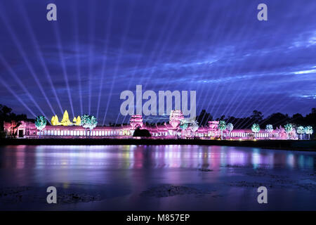 Angkor Wat mit Flutlicht in der Morgendämmerung, Kambodscha Stockfoto
