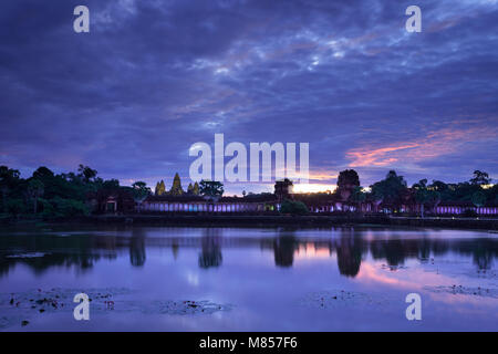 Angkor Wat mit Flutlicht in der Morgendämmerung, Kambodscha Stockfoto