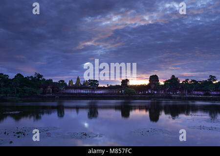 Angkor Wat mit Flutlicht in der Morgendämmerung, Kambodscha Stockfoto