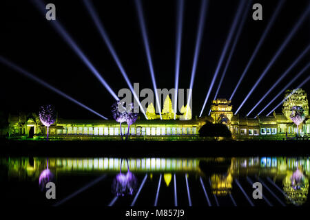 Angkor Wat, Kambodscha bei Nacht mit Flutlicht Stockfoto