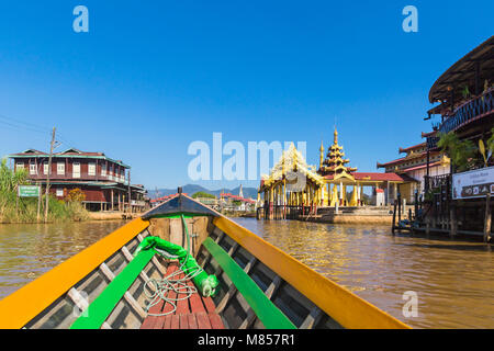 Lange Bootsfahrt in Richtung Golden Moon Restaurant und Aung Mingalar Pagode, Nyaungshwe, Shan Staat, Inle Lake, Myanmar (Birma), Asien im Februar Stockfoto