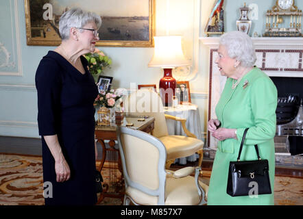 Königin Elizabeth II (rechts) erhält den Vizegouverneur von Prince Edward Island Antoinette Perry (links) Während einer Privataudienz am Buckingham Palace, London. Stockfoto