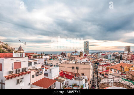 Panoramablick auf die Stadt Alicante, Costa Blanca, Spanien. Stockfoto