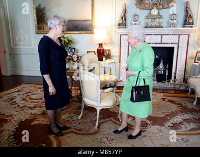 Königin Elizabeth II (rechts) erhält den Vizegouverneur von Prince Edward Island Antoinette Perry (links) Während einer Privataudienz am Buckingham Palace, London. Stockfoto