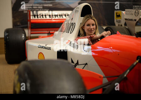 Ein bonhams Mitarbeiter sitzt in der 1993 Mc Laren-Ford MP 4/8 ein Formel 1 Racer, zum Sieg getrieben von legendären Rennfahrers Ayrton Senna in seinen letzten Grand Prix von Monaco, auf Bonhams in London, vor der Auktion in Monaco Verkauf am 11. Mai. Stockfoto