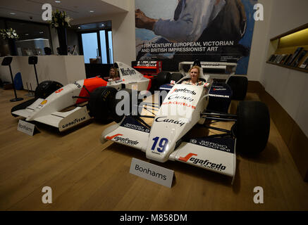 Bonhams Mitarbeiter sitzen in der 1984 Formel 1 Toleman-Hart TG184 (rechts) und die 1993 Mc Laren-Ford MP 4/8 ein Formel 1 Racer, angetrieben vom legendären Rennfahrers Ayrton Senna auf der Bonhams in London mit Turbolader, vor ihre Auktion in Monaco Verkauf am 11. Mai. Stockfoto