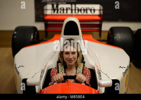 Ein Mitarbeiter von Bonhams sitzt im Formel-1-Rennfahrer McLaren-Ford MP4/8A aus dem Jahr 1993, der vom legendären Rennfahrer Ayrton Senna in seinem letzten Grand Prix von Monaco, der am 11. Mai in Bonhams in London zu sehen war, zum Sieg gefahren wurde, bevor er im Rahmen der Auktion in Monaco versteigert wurde. Stockfoto