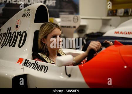 Ein bonhams Mitarbeiter sitzt in der 1993 Mc Laren-Ford MP 4/8 ein Formel 1 Racer, zum Sieg getrieben von legendären Rennfahrers Ayrton Senna in seinen letzten Grand Prix von Monaco, auf Bonhams in London, vor der Auktion in Monaco Verkauf am 11. Mai. Stockfoto