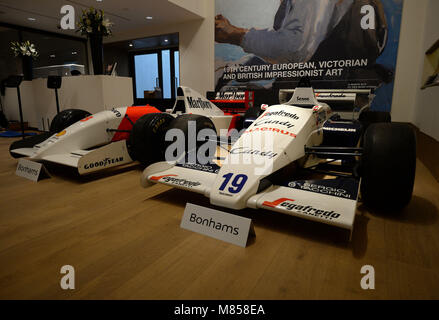 Ein Blick auf die 1984 Formel 1 Toleman-Hart TG184 (rechts) und der A 1993 Mc Laren-Ford MP 4/8 ein Formel 1 Racer, angetrieben vom legendären Rennfahrers Ayrton Senna auf der Bonhams in London, vor ihre Auktion in Monaco Verkauf am 11. Mai mit Turbolader. Stockfoto