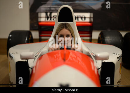 Ein Mitarbeiter von Bonhams sitzt im Formel-1-Rennfahrer McLaren-Ford MP4/8A aus dem Jahr 1993, der vom legendären Rennfahrer Ayrton Senna in seinem letzten Grand Prix von Monaco, der am 11. Mai in Bonhams in London zu sehen war, zum Sieg gefahren wurde, bevor er im Rahmen der Auktion in Monaco versteigert wurde. Stockfoto