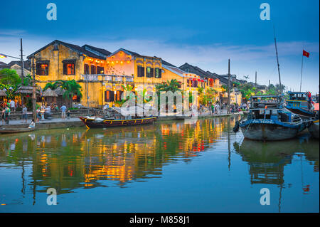 Vietnam-Reise, malerische Aussicht in der Abenddämmerung auf den Fluss Thu Bon und Altstadt Touristenviertel in Hoi an, Zentralvietnam, Südostasien Stockfoto