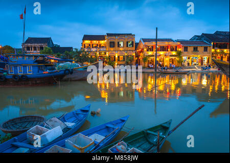 Hoi an Old Town, Blick in der Abenddämmerung auf beleuchtete Bars und Restaurants am Fluss Thu Bon in der Altstadt von Hoi an, Vietnam. Stockfoto