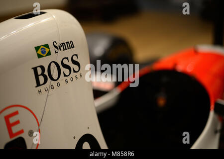 Der Formel-1-Rennfahrer McLaren-Ford MP4/8A aus dem Jahr 1993, der vom legendären Rennfahrer Ayrton Senna bei seinem letzten Grand Prix von Monaco zum Sieg gefahren wurde, wurde im Vorfeld der Auktion in Monaco am 11. Mai in Bonhams in London gezeigt. Stockfoto
