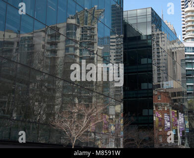 Reflexionen von Gebäuden und Flaggen in den Glasfenstern der Bürogebäude, Sydney, Australien Stockfoto