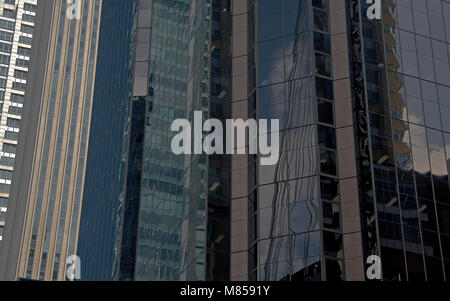 Blauer Himmel und Reflexionen von Gebäuden in Glasfenstern von Bürogebäuden, Sydney, New South Wales, Australien Stockfoto