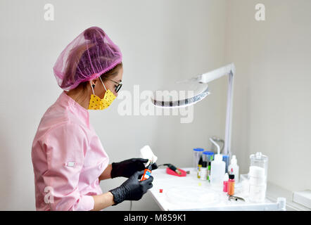 Der Arzt die Kosmetikerin am Arbeitsplatz Stockfoto