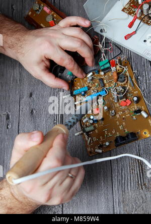 Die Arbeit des Meisters auf die Reparatur von Radio elektronischer Geräte Stockfoto