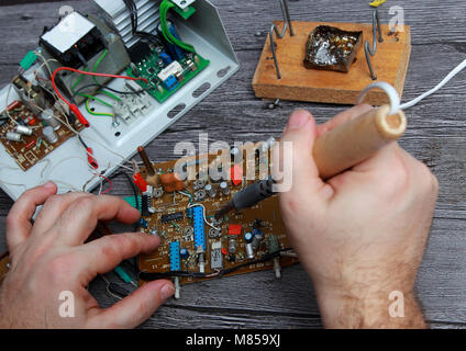 Die Arbeit des Meisters auf die Reparatur von Radio elektronische Geräte und andere Ausrüstungen Stockfoto