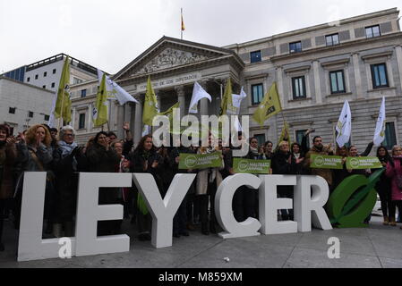 Madrid, Spanien. 15 Mär, 2018. Menschen protestieren während einer Demonstration in Madrid zur Unterstützung der "Ley Cero". Es Tierschutz und den Schutz Gesetzgebung, die mehr als 200.000 Unterschriften erhalten hat. "Ley Cero", präsentiert von Spanische politische Partei PACMA im vergangenen Mai 2017, fordert auch für ein Ende der Stierkämpfe Festivals in Spanien, und ein Ende der Gefangenschaft und Ausbeutung von Tieren zum Zwecke der Unterhaltung. Credit: Jorge Sanz/Pacific Press/Alamy leben Nachrichten Stockfoto