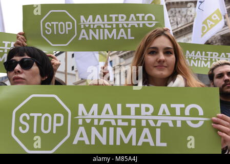 Madrid, Spanien. 15 Mär, 2018. Menschen protestieren während einer Demonstration in Madrid zur Unterstützung der "Ley Cero". Es Tierschutz und den Schutz Gesetzgebung, die mehr als 200.000 Unterschriften erhalten hat. "Ley Cero", präsentiert von Spanische politische Partei PACMA im vergangenen Mai 2017, fordert auch für ein Ende der Stierkämpfe Festivals in Spanien, und ein Ende der Gefangenschaft und Ausbeutung von Tieren zum Zwecke der Unterhaltung. Credit: Jorge Sanz/Pacific Press/Alamy leben Nachrichten Stockfoto