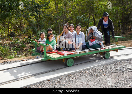 In Battambang, Kambodscha-14 Januar 2018: Touristen auf dem Bambus Zug in Battambang zu Kambodscha Stockfoto