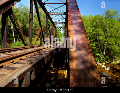 Die Eiserne Brücke entlang der Maine Central Railroad in den White Mountains, New Hampshire USA. Diese Brücke überquert den Sawyer River. Stockfoto