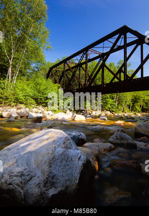 Die Eiserne Brücke entlang der Maine Central Railroad in den White Mountains, New Hampshire USA. Diese Brücke überquert den Sawyer River. Stockfoto