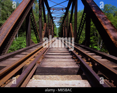 Die Eiserne Brücke entlang der Maine Central Railroad in den White Mountains, New Hampshire USA. Diese Brücke überquert den Sawyer River. Stockfoto