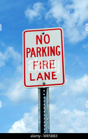 Kein Parkplatz Feuerweg Zeichen Stockfoto