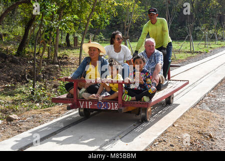 In Battambang, Kambodscha-14 Januar 2018: Touristen auf dem Bambus Zug in Battambang zu Kambodscha Stockfoto
