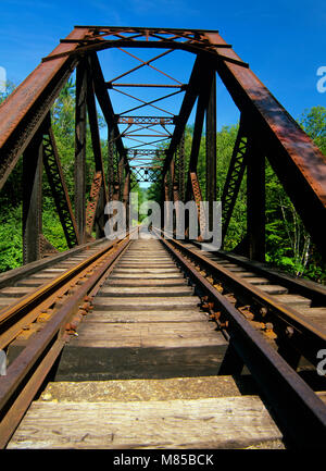 Die Eiserne Brücke entlang der Maine Central Railroad in den White Mountains, New Hampshire USA. Diese Brücke überquert den Sawyer River. Stockfoto