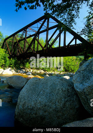 Die Eiserne Brücke entlang der Maine Central Railroad in den White Mountains, New Hampshire USA. Diese Brücke überquert den Sawyer River. Stockfoto