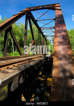 Die Eiserne Brücke entlang der Maine Central Railroad in den White Mountains, New Hampshire USA. Diese Brücke überquert den Sawyer River. Stockfoto