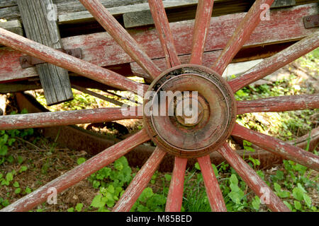 Eine alte verwitterte Red Wagon Wheel Stockfoto